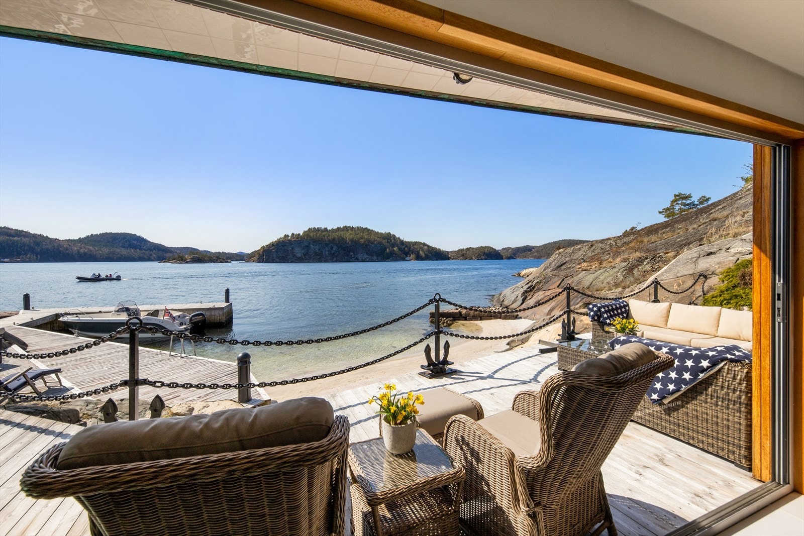 Foldedørene i stuen kan skyves helt opp, slik at skillet mellom ute og inne viskes ut. Galleribilde