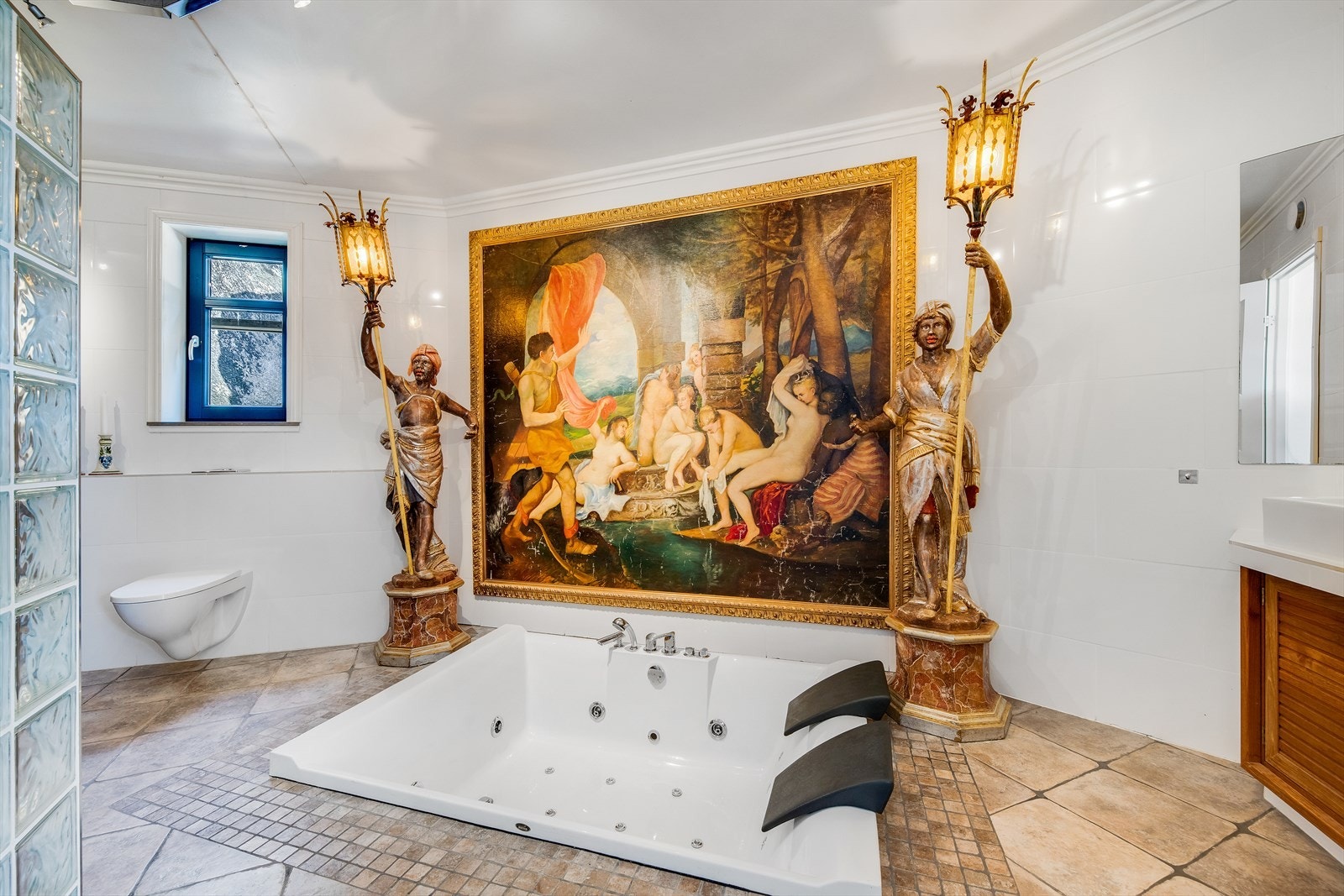 Her er et stort boblebad nedsenket i gulv med fliser. Galleribilde