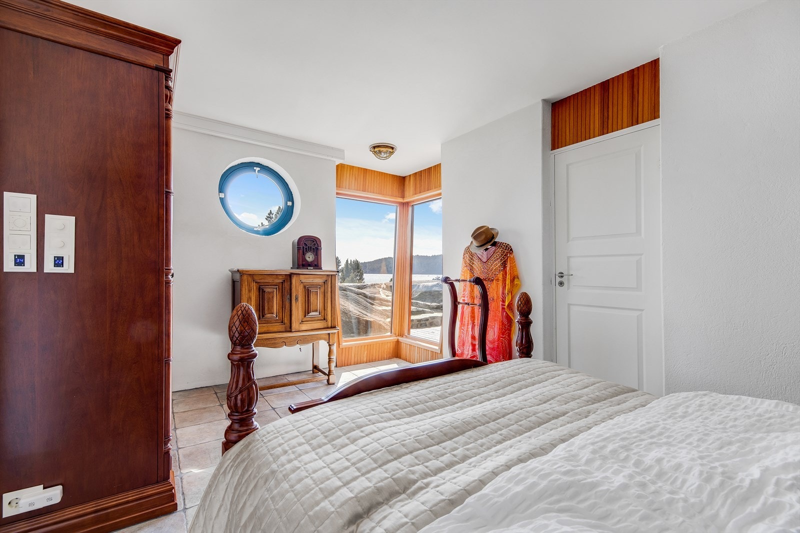 I andre etasje er det tre soverom. Hovedsoverommet ligger i østfløyen og har eget bad. Galleribilde