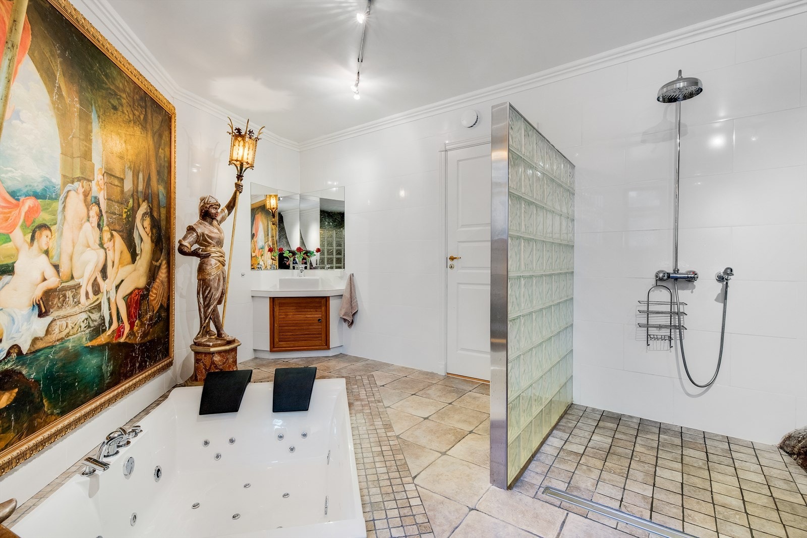 På hver side av boblebadet er det to italienske statuer som bærer to kraftige lykter som gir en flott, dempet belysning. Galleribilde