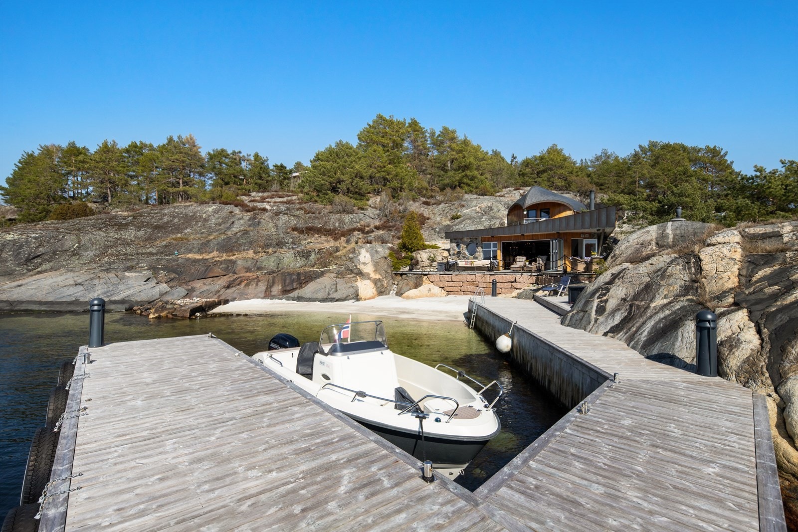 Eiendommen har egen dypvannsbrygge og en strandlinje på 180 meter. Totalt er brygga 30 meter og 80 kvm. Galleribilde