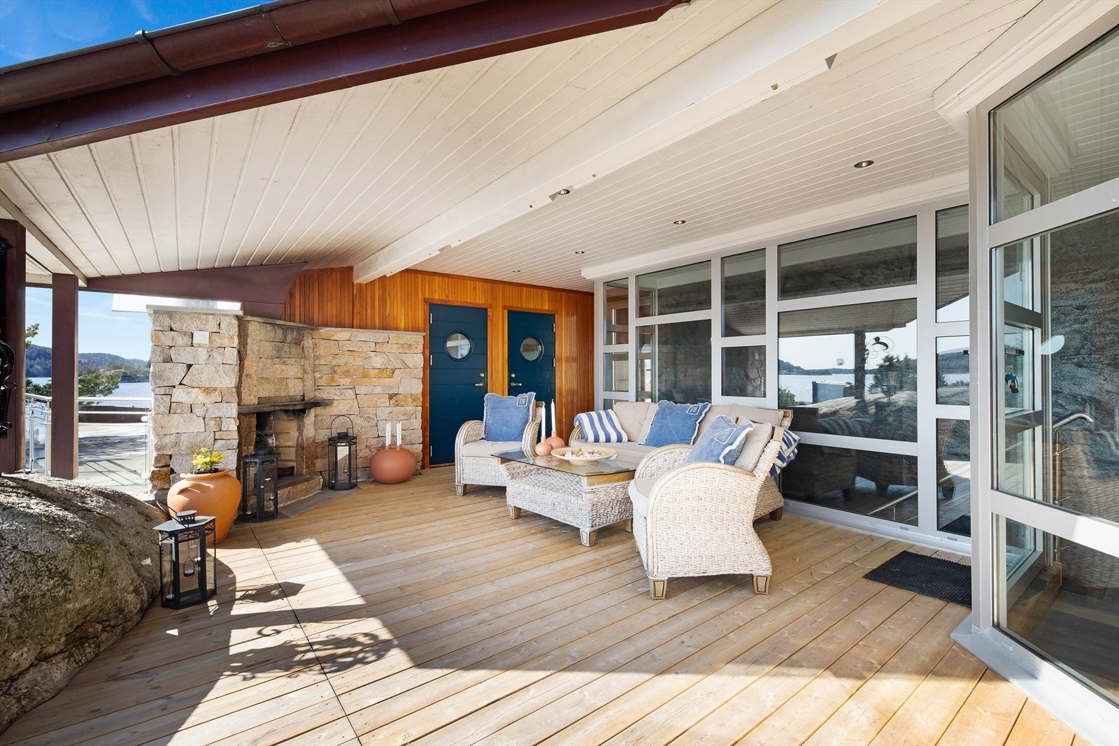 Mellom fløyene i andre etasje ligger denne deilige uteplassen, med koselig utepeis, varmelamper og vidstrakt utsikt. Galleribilde