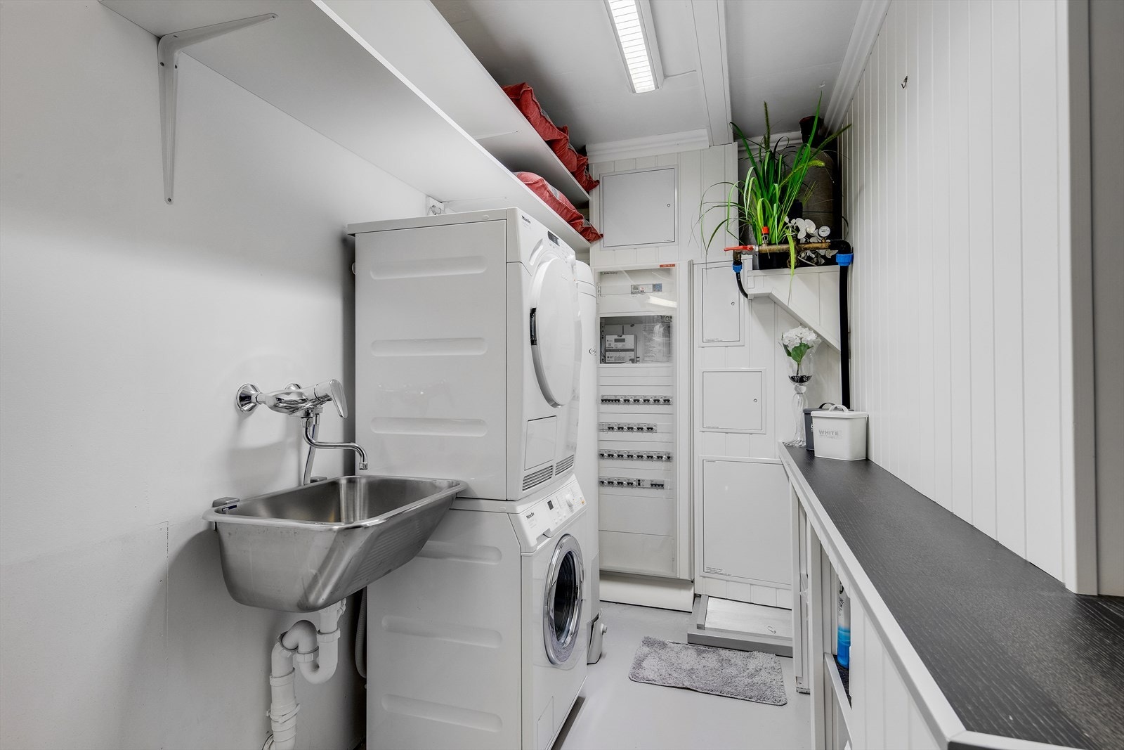 Vaskerommet er kombinert teknisk rom og har opplegg for vaskemaskin og tørketrommel. Galleribilde