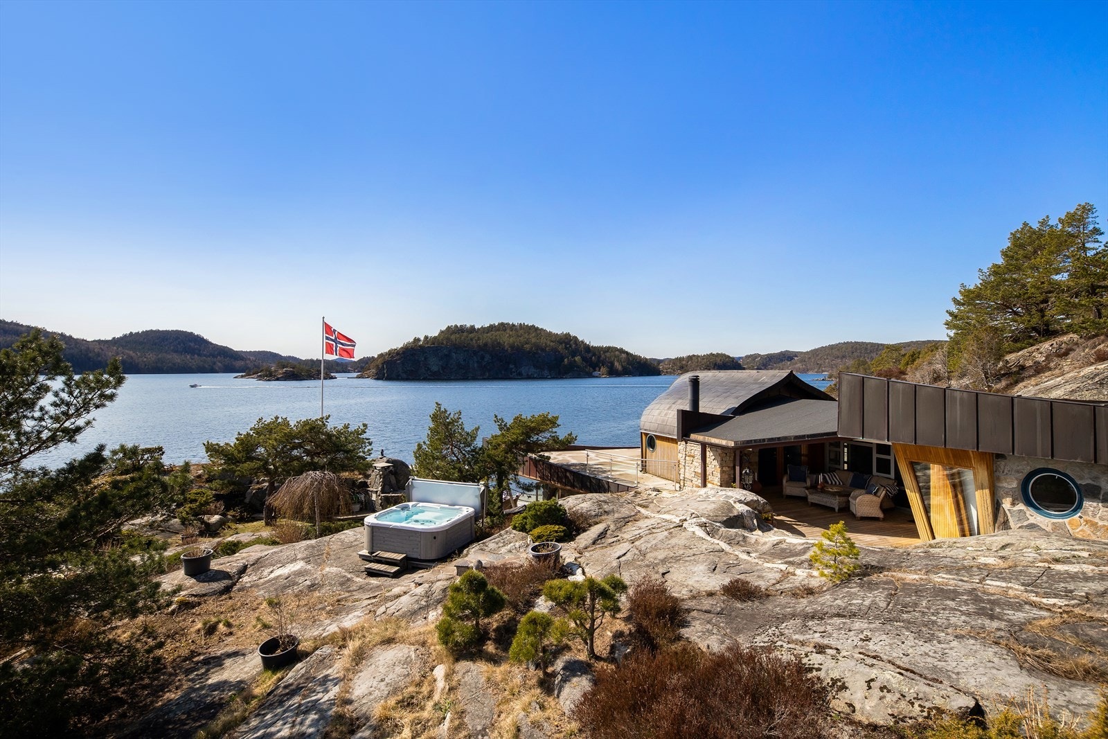 På en høyde mot syd er det opparbeidet en uteplass med massasjebad. Galleribilde