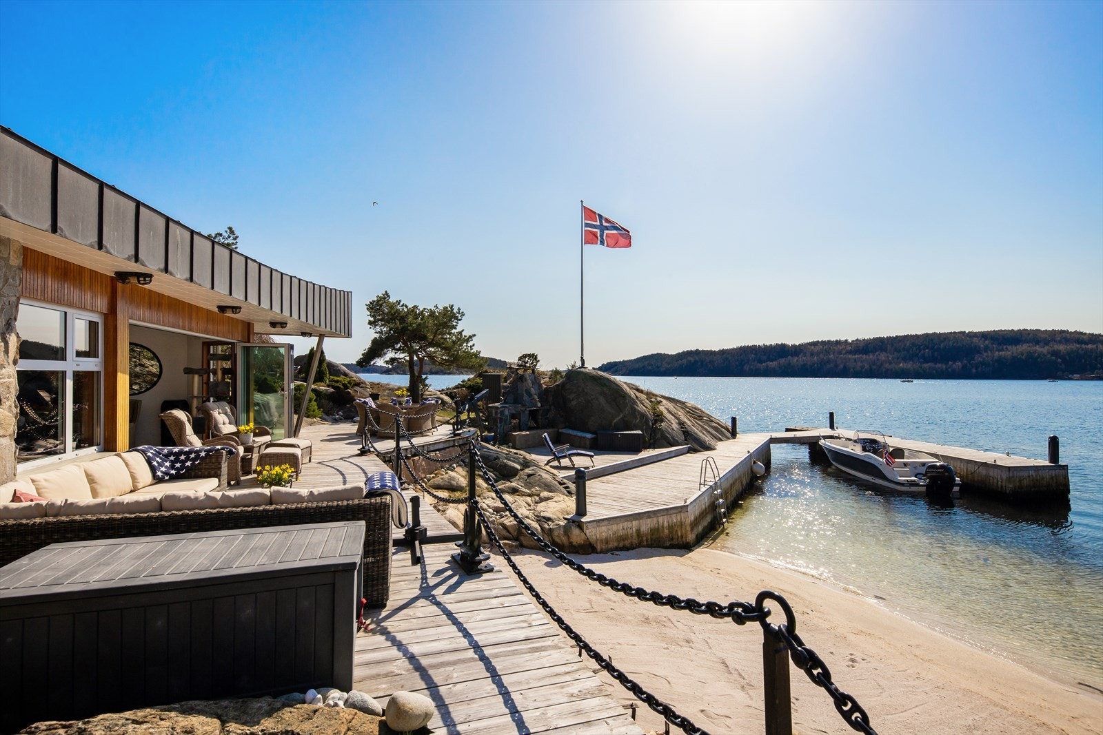 Eiendommen er tilpasset en fjellkløft og arkitekturen på hytta har utnyttet tomtas beskaffenhet til det fulle. Galleribilde