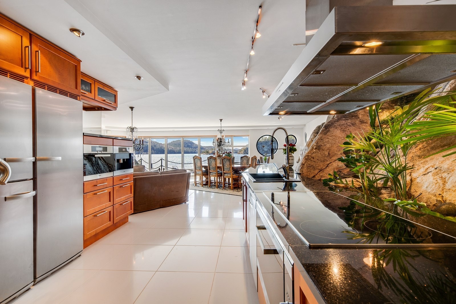 Alle hvitevarer er fra Miele, deriblant en bred induksjonstopp og stekeovn. Galleribilde