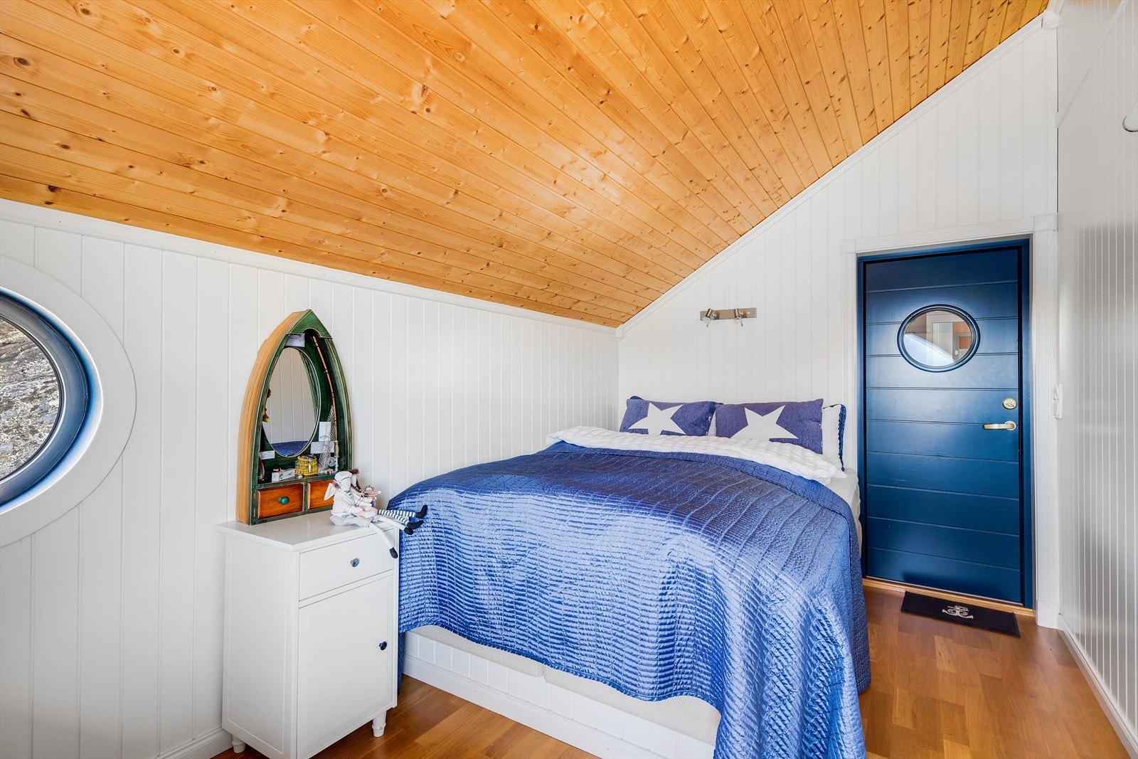 Gjestesoverommene ligger i vestfløyen, med inngang fra en overbygd uteplass. Galleribilde