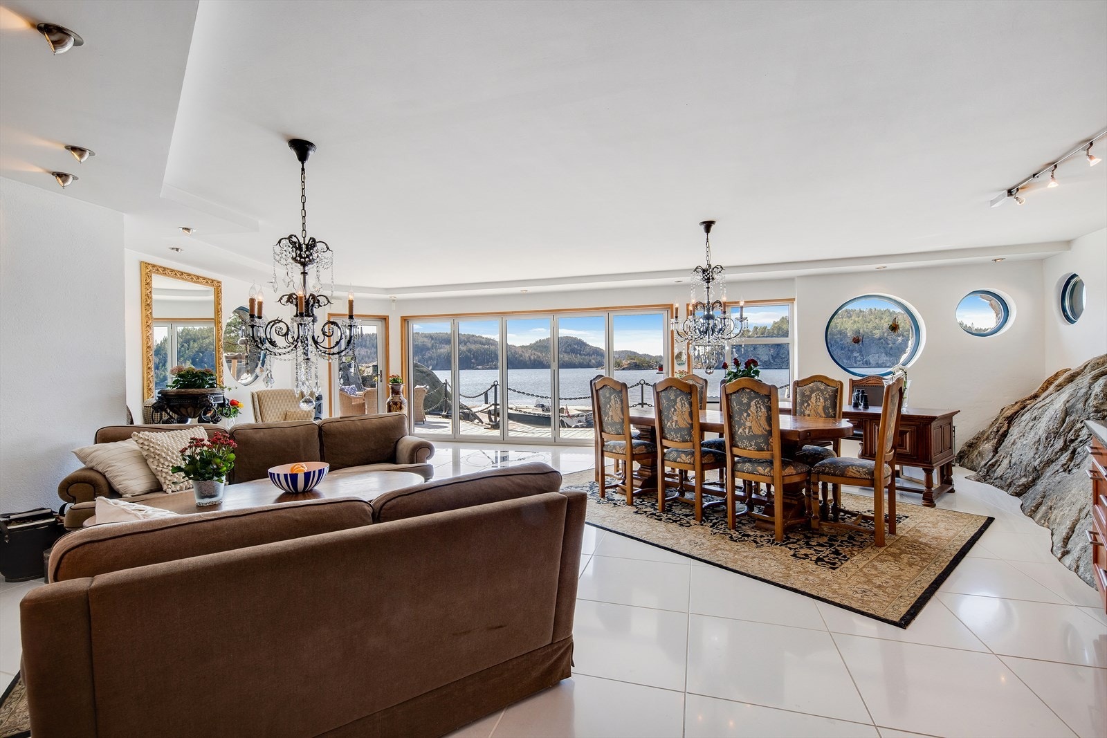 Foran en spesiell tilpasset, åpen peis laget av tidligere trebåt, er det hyggelig å sitte å slappe av i sofaen. Galleribilde