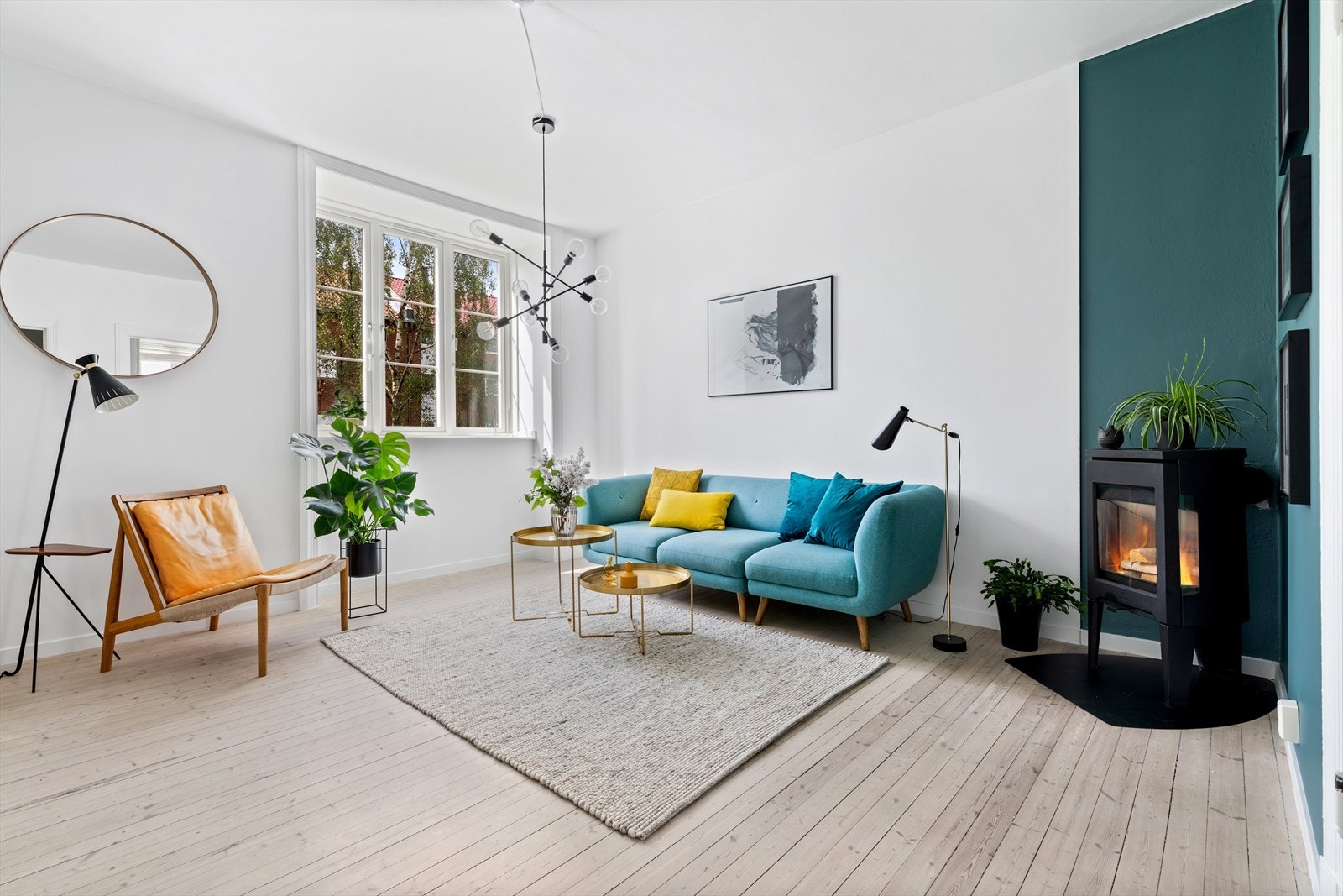 Stuen har en god og luftig himlingshøyde på 2.77 m Galleribilde