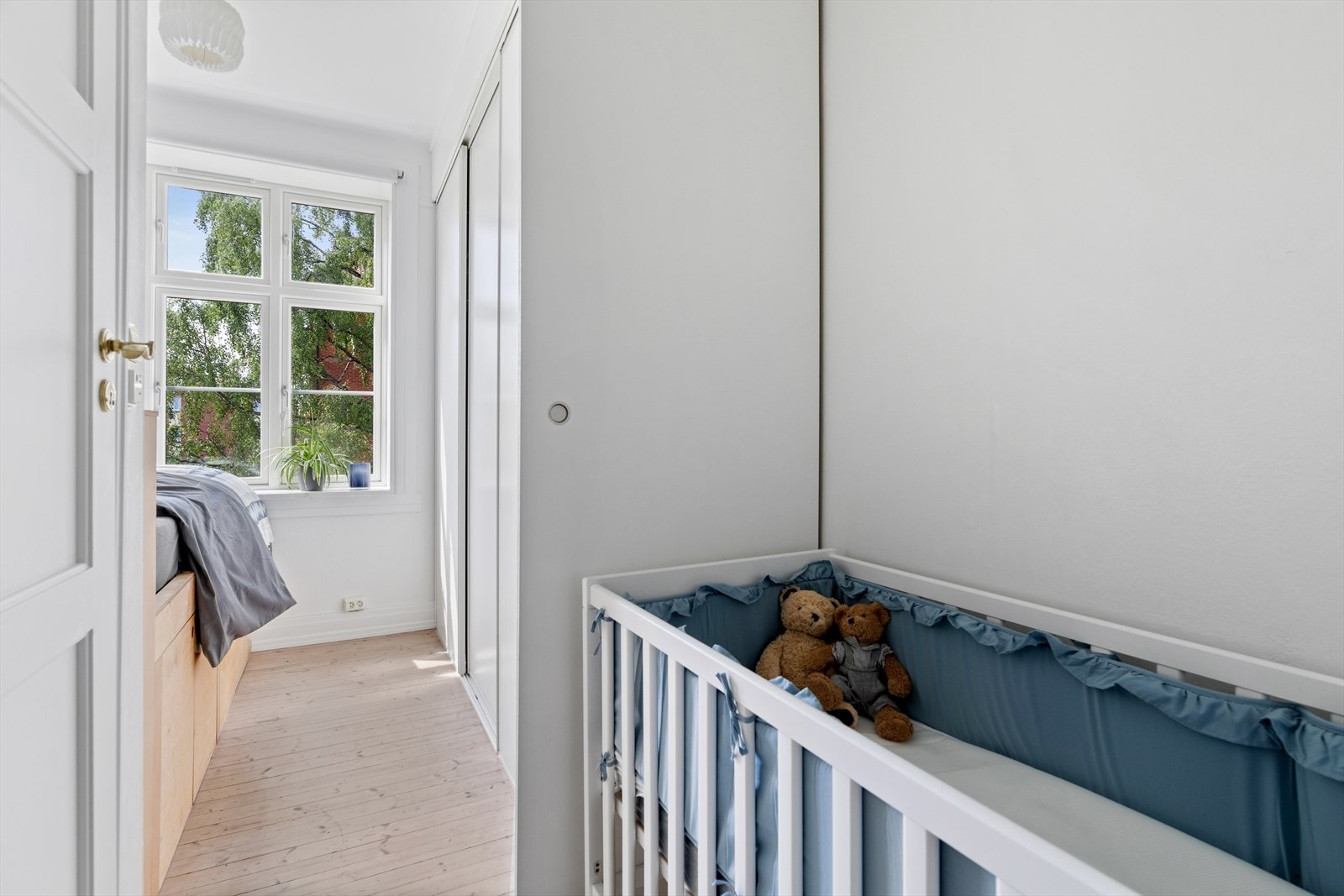 Plass til egen barneseng på soverommet. Skyvedør på soverom. Galleribilde