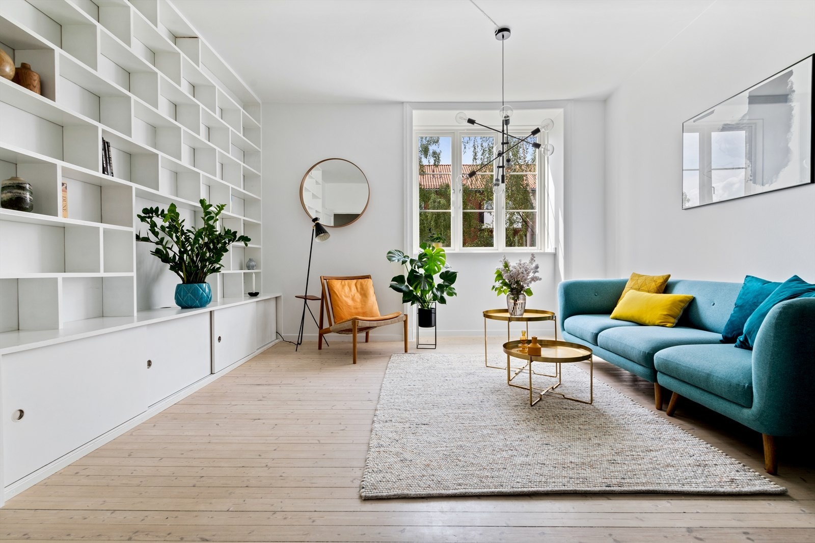 Velkommen til visning - En nydelig 2-roms med god takhøyde, peis, store vinduer og masse sjarm. Galleribilde