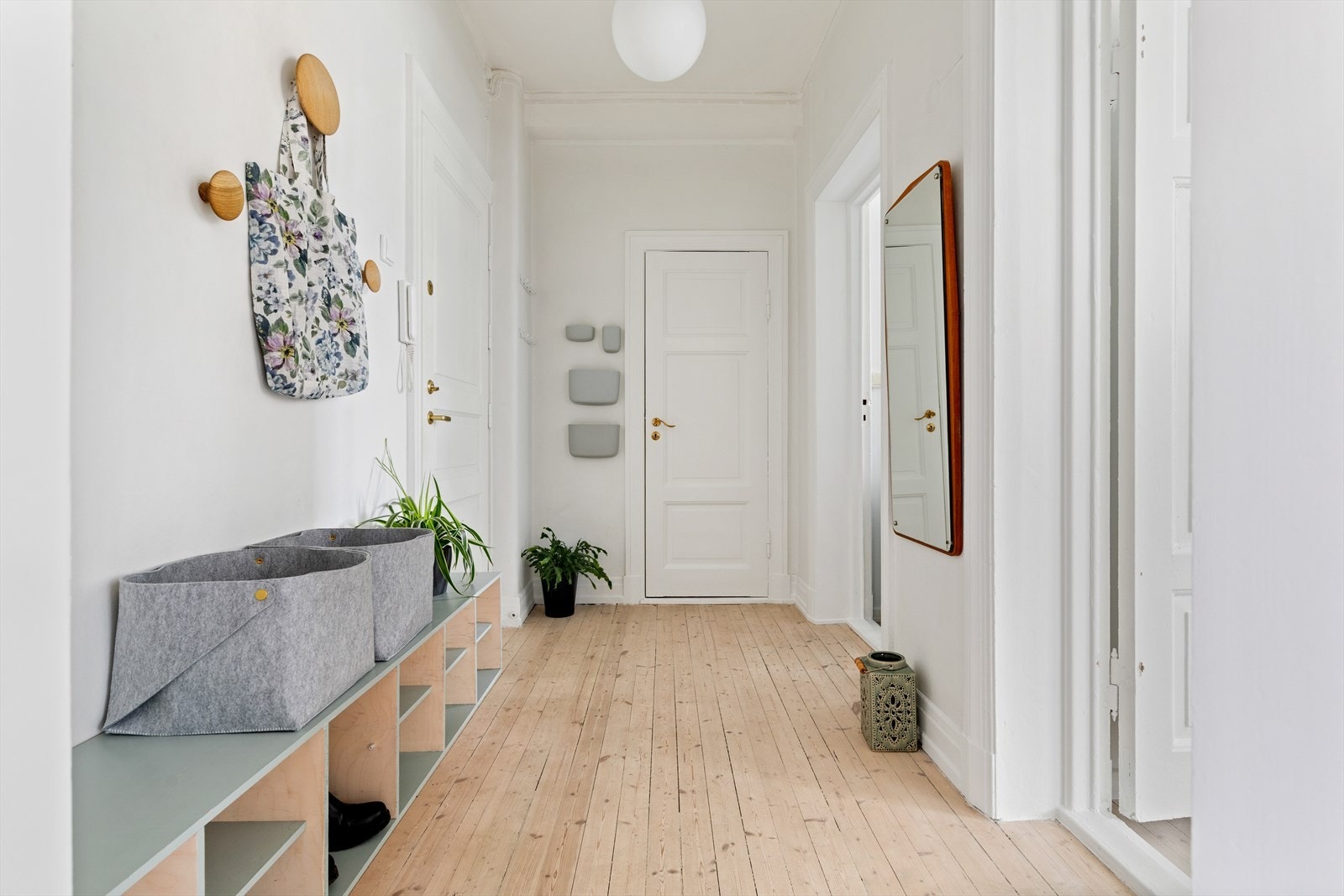 Velkommen inn - Stor og åpen entrè møter deg når du kommer inn i leiligheten. Galleribilde