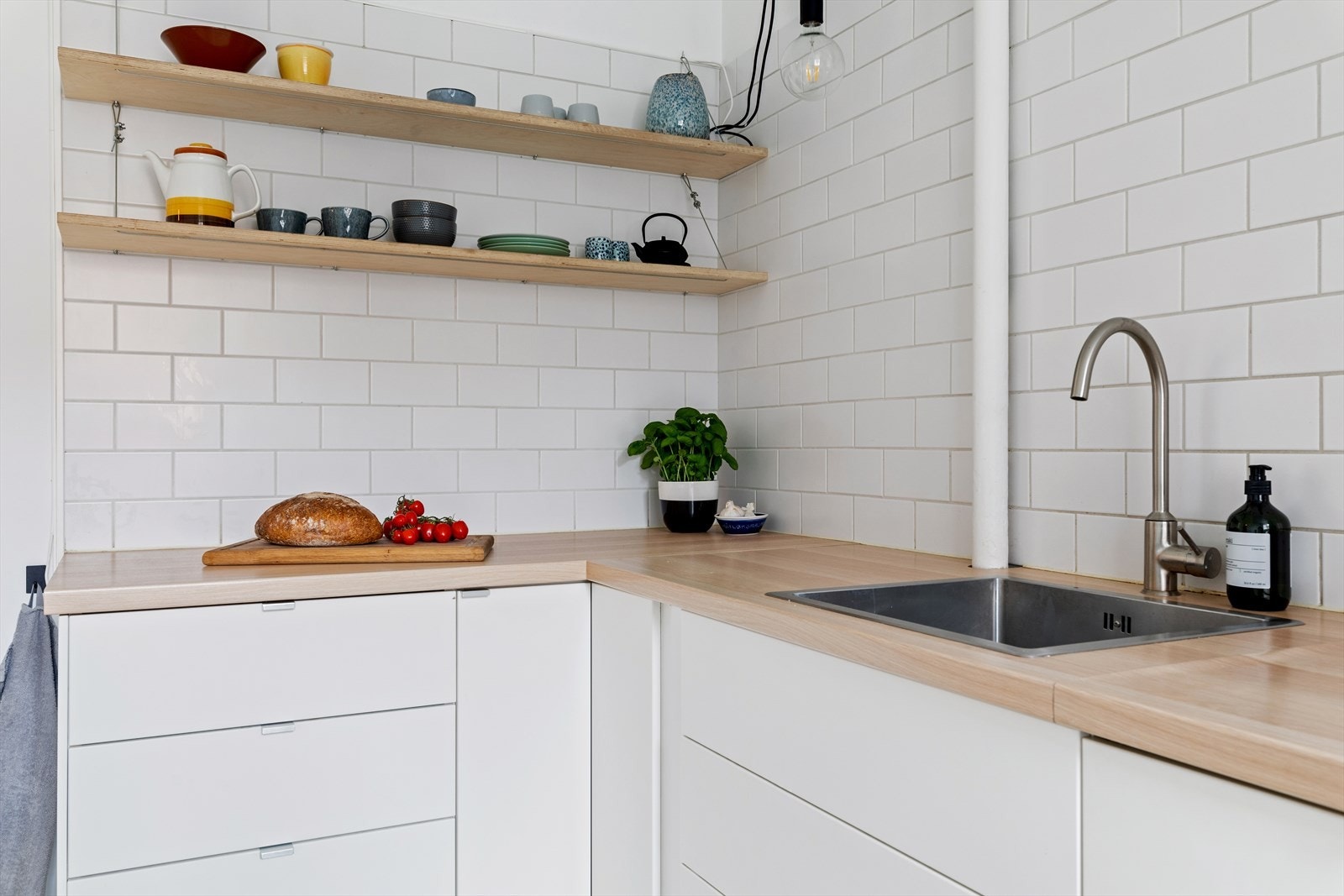 Kjøkkeninnredning er fra år 2014 og består av glatte fronter med stålhåndtak, fliser over benk, laminat benkeplater, integrert stekeovn og koketopp, stålkum med blandebatteri. Lekkasjestopper i underskap. Galleribilde