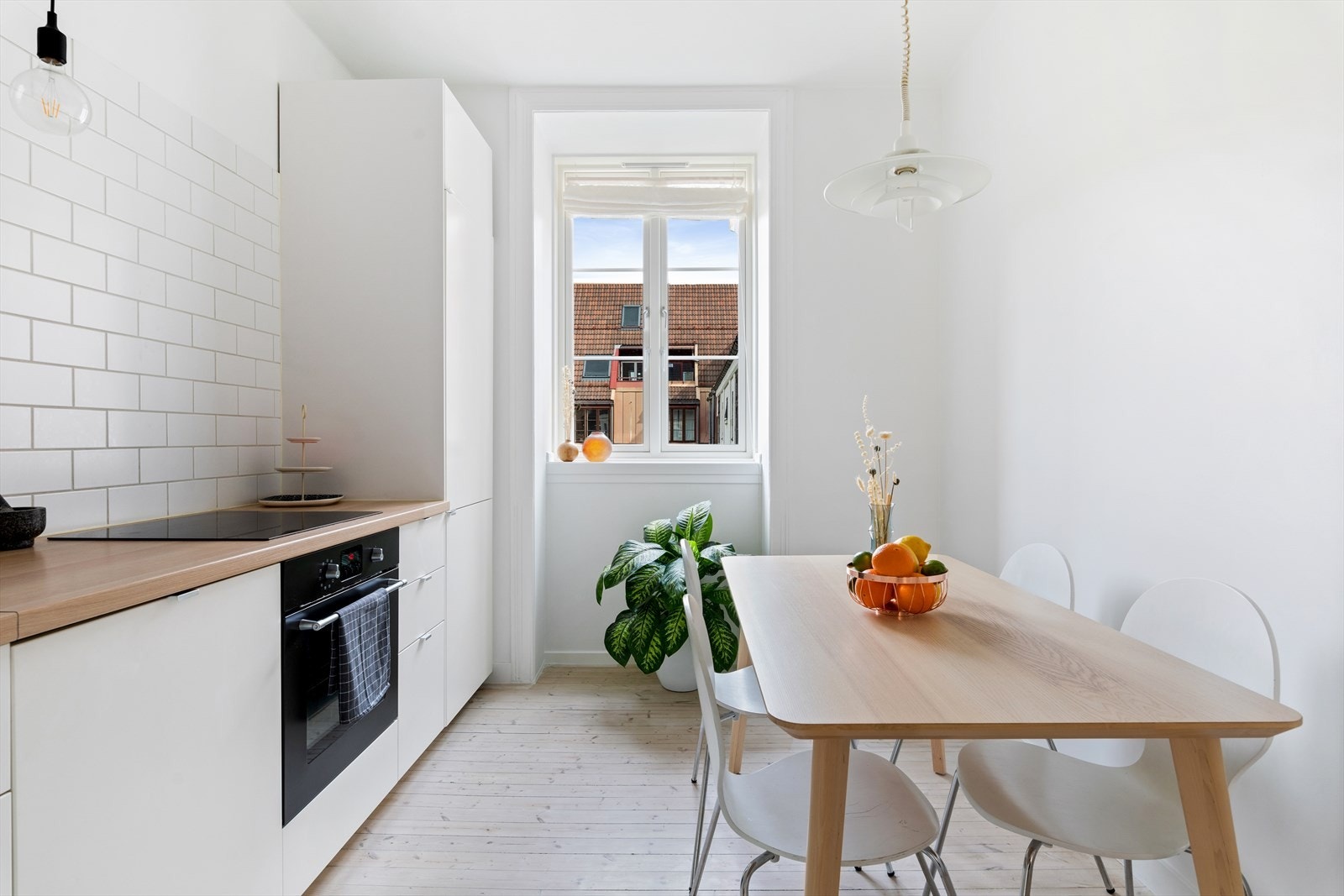 Hyggelig spiseplass på kjøkkenet ved vinduet. Leiligheten er gjennomgående og har godt med lys. Galleribilde