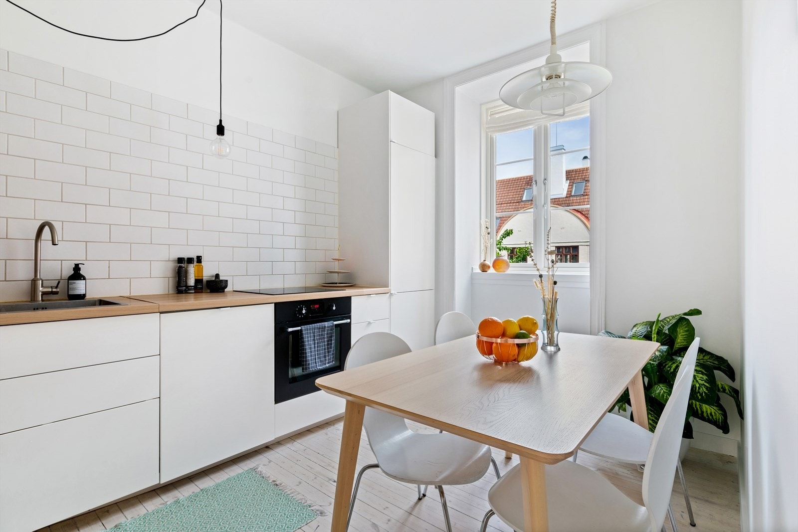 Velkommen til visning - En nydelig 2-roms med god takhøyde, peis, store vinduer og masse sjarm. Galleribilde