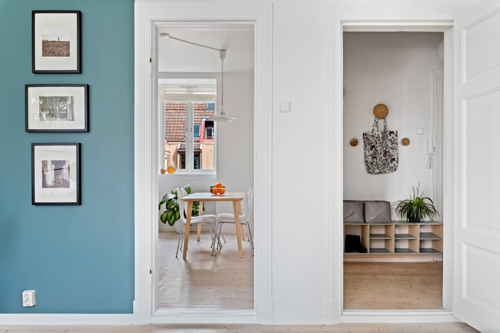 Fra stuen er det inngang til gang og kjøkken. Galleribilde