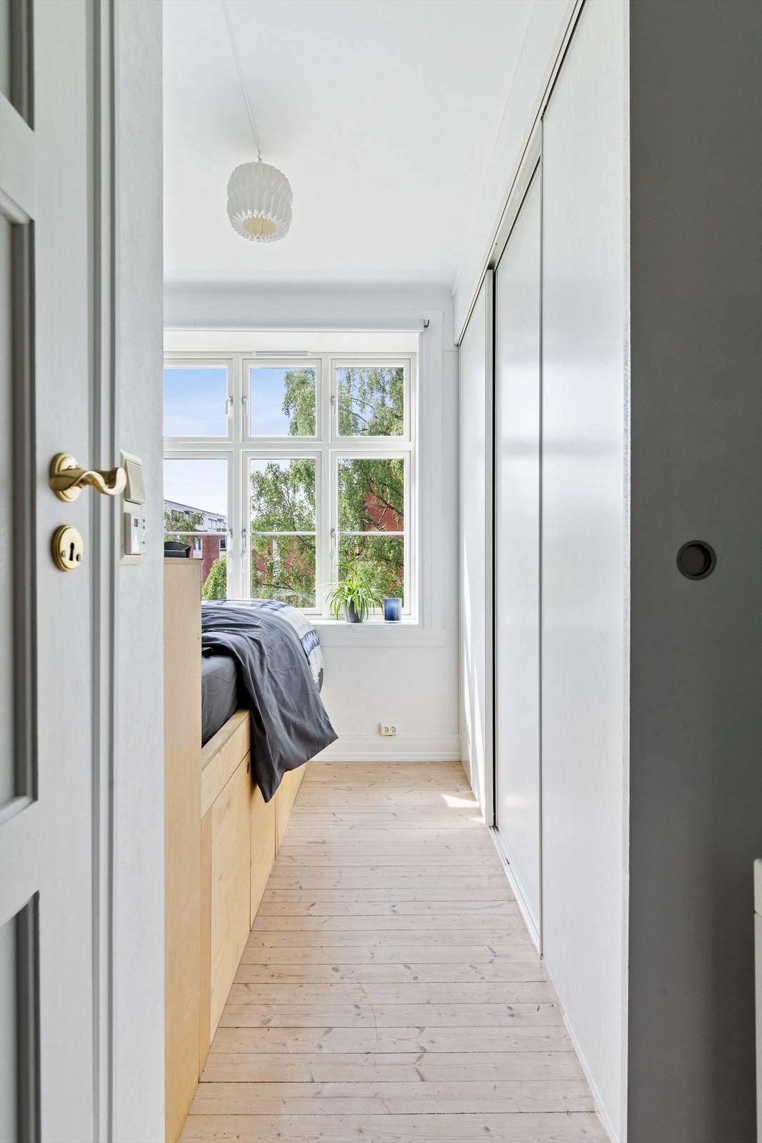 Godt med garderobeplass på soverom. Galleribilde