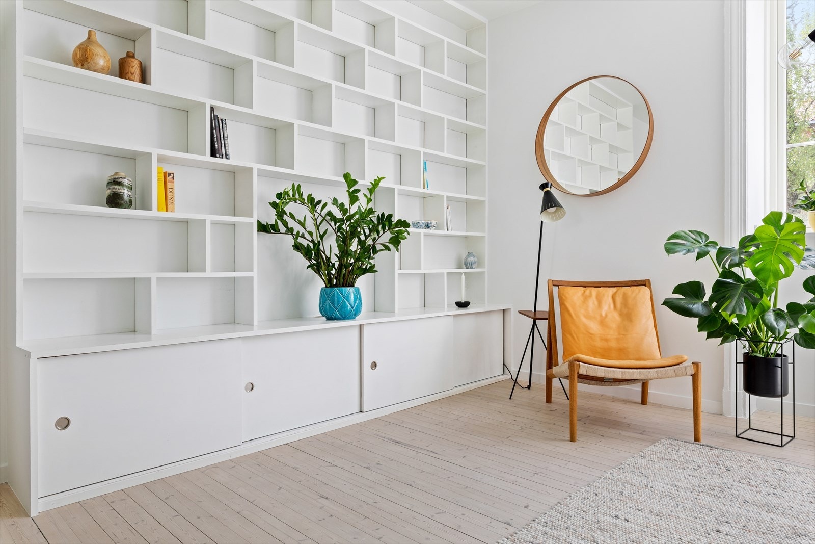 Leiligheten har flere plassbygde løsninger som bokhyllen i stuen og sengen på soverommet. Galleribilde