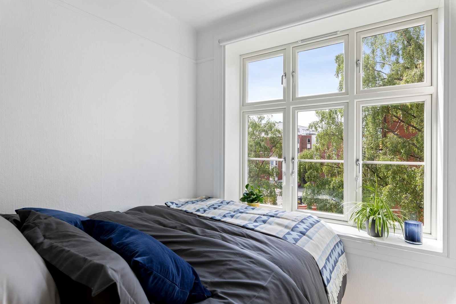 Soverom med dobbeltseng bygget av møbelsnekker. Galleribilde