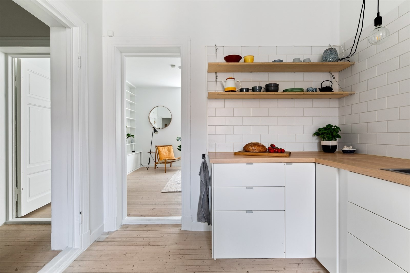 Pent og sjarmerende kjøkken i lyse farger. Galleribilde