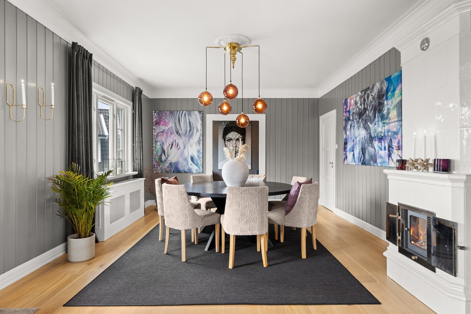 Spisestue med flott kakkelovn Galleribilde