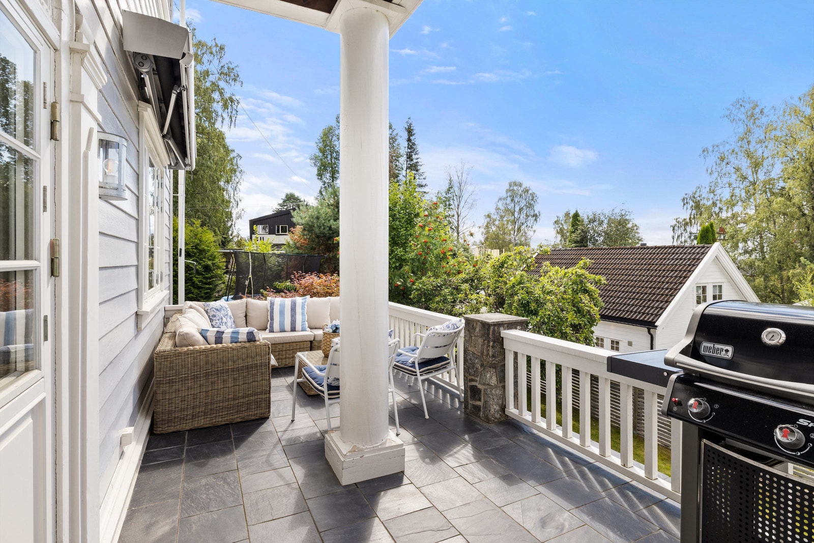 Solrik terrasse med utgqang fra spisestuen Galleribilde