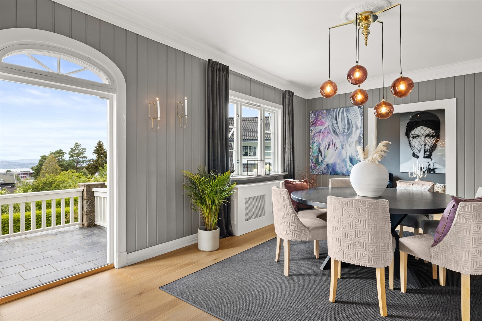 Spiestue med utgang til terrasse og hage Galleribilde