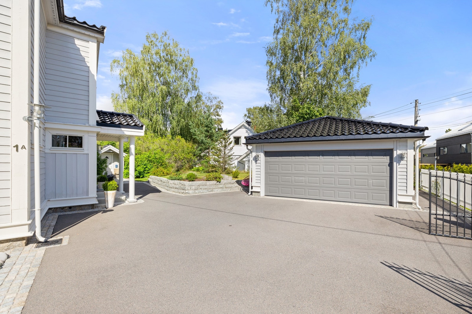 Gårdsplass og frittstående dobbelgarasje Galleribilde