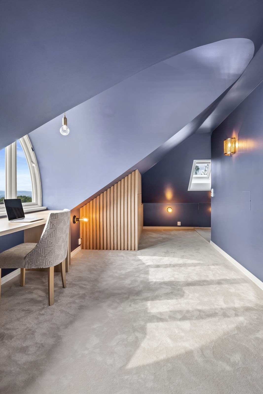 Loftsrom med møbelsnekret innredning (loftetasjen er ikke byggemeldt/godkjent for varig opphold) Galleribilde