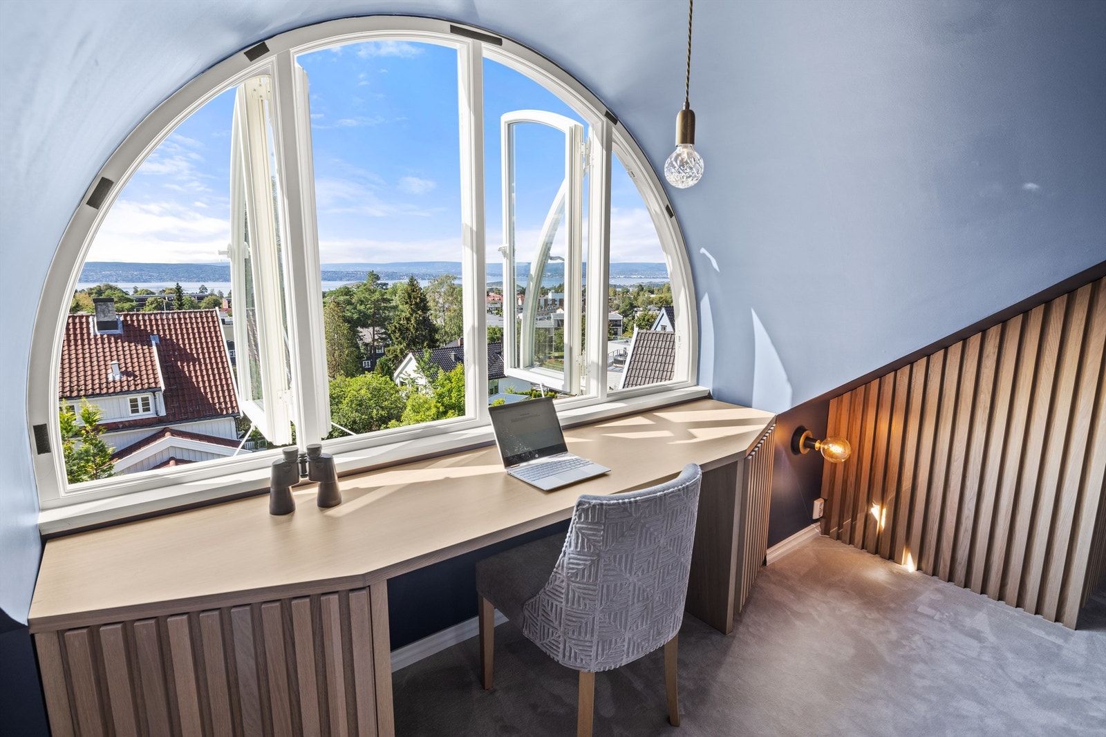 Flott fjordutsikt fra loftetasjen Galleribilde