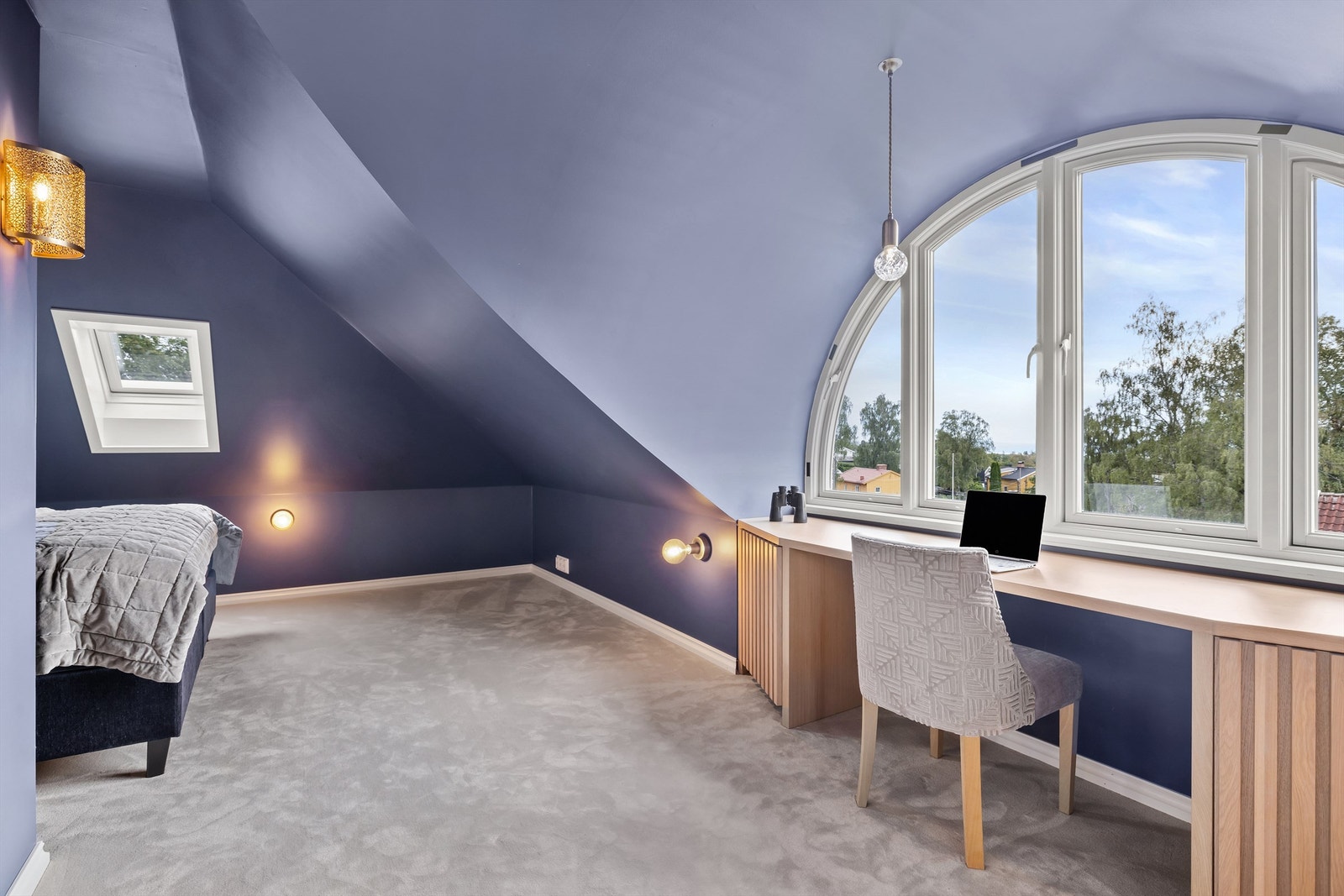 Loftsrom med møbelsnekret innredning (loftetasjen er ikke byggemeldt/godkjent for varig opphold) Galleribilde