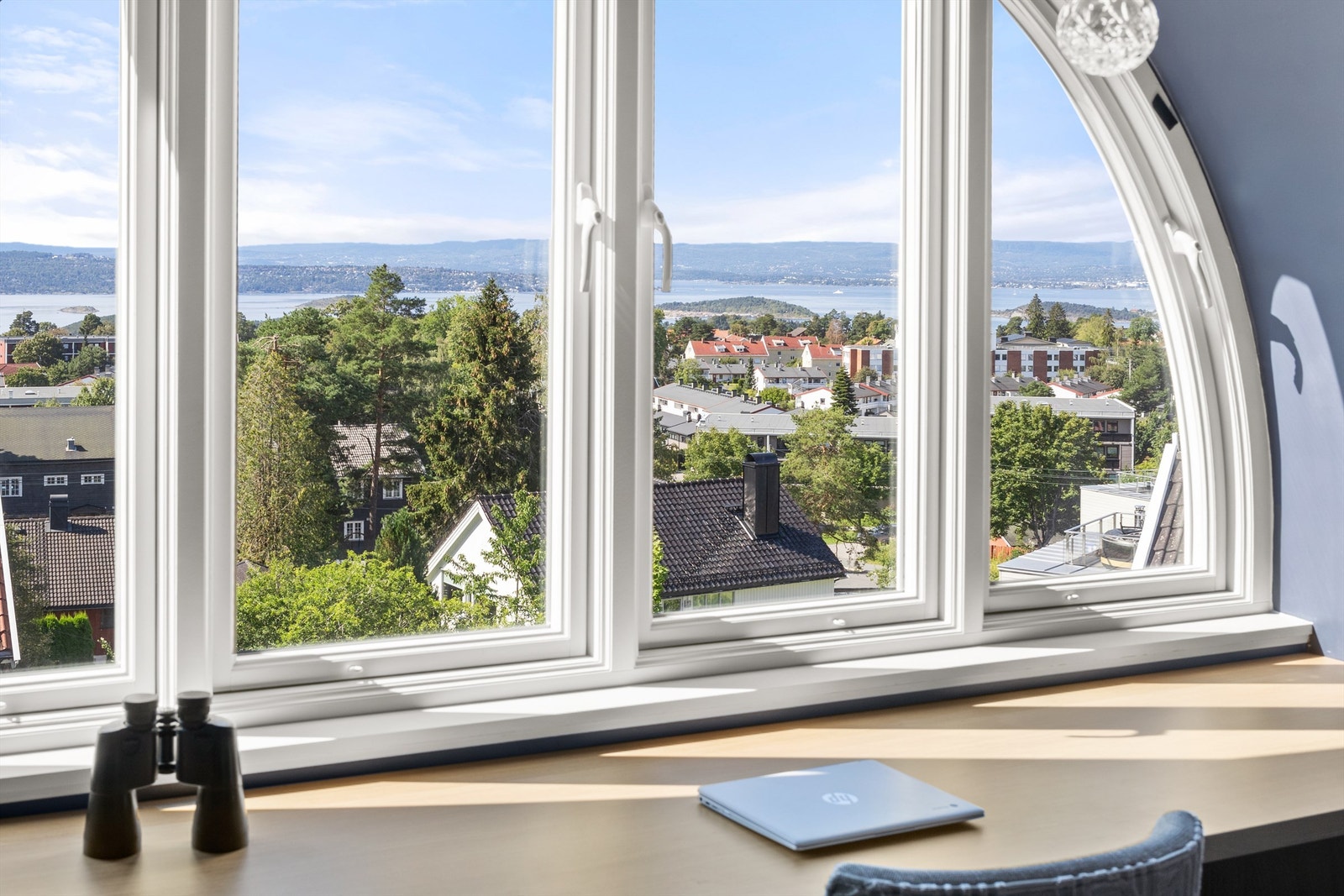 Flott fjordutsikt fra loftetasjen Galleribilde
