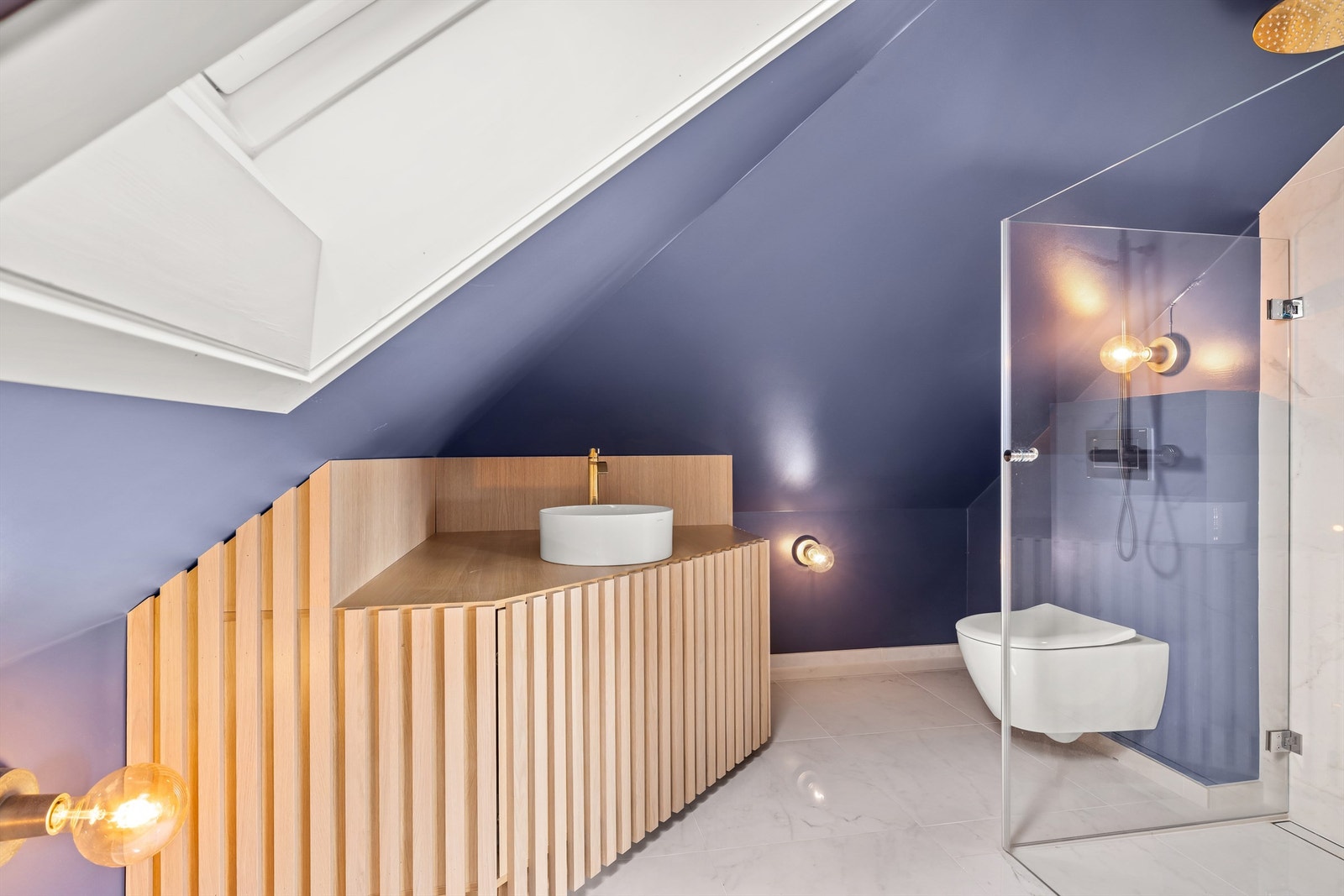 Bad i loftetasjen med møbelsnekret innredning (loftetasjen er ikke byggemeldt/godkjent for varig opphold) Galleribilde