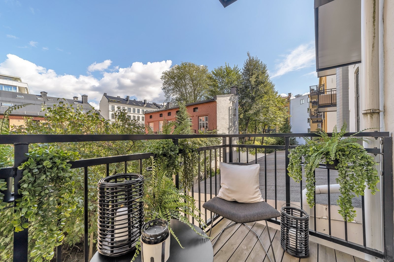 Stor og luftig balkong med god plass til utemøblement. Galleribilde