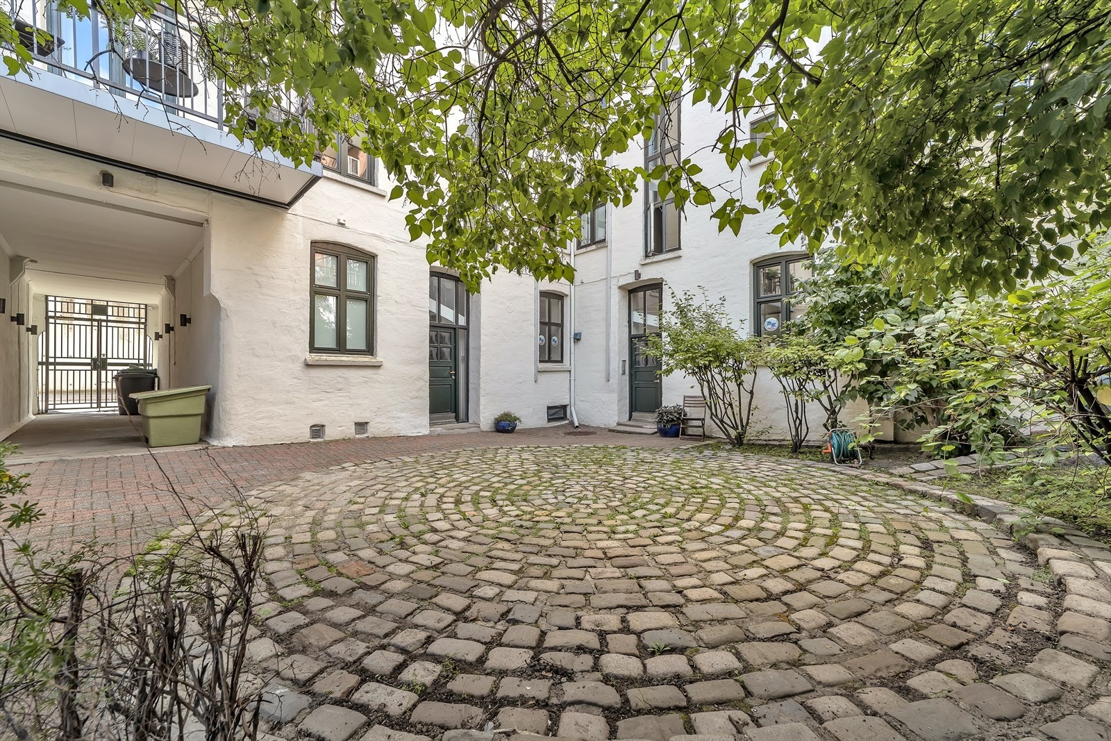 Felles bakgård. Galleribilde