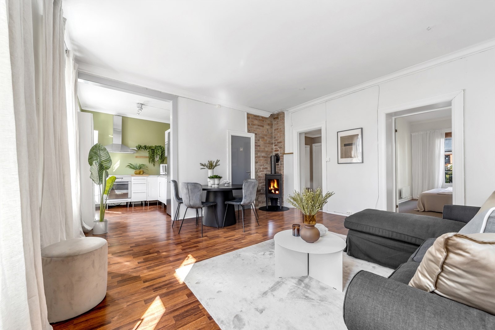 Delvis åpen stue/kjøkkenløsning bidrar til en sosial arena. Peisen gir godt med varme på kalde høst -og vinterkvelder. Galleribilde