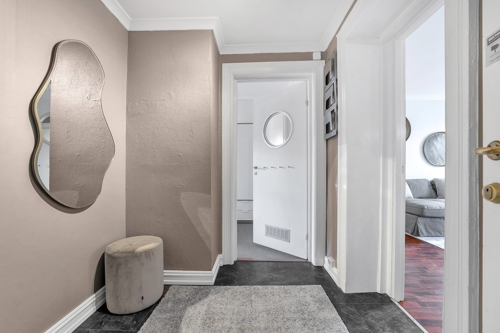 Romslig entré med god plass til garderobeskap. Galleribilde