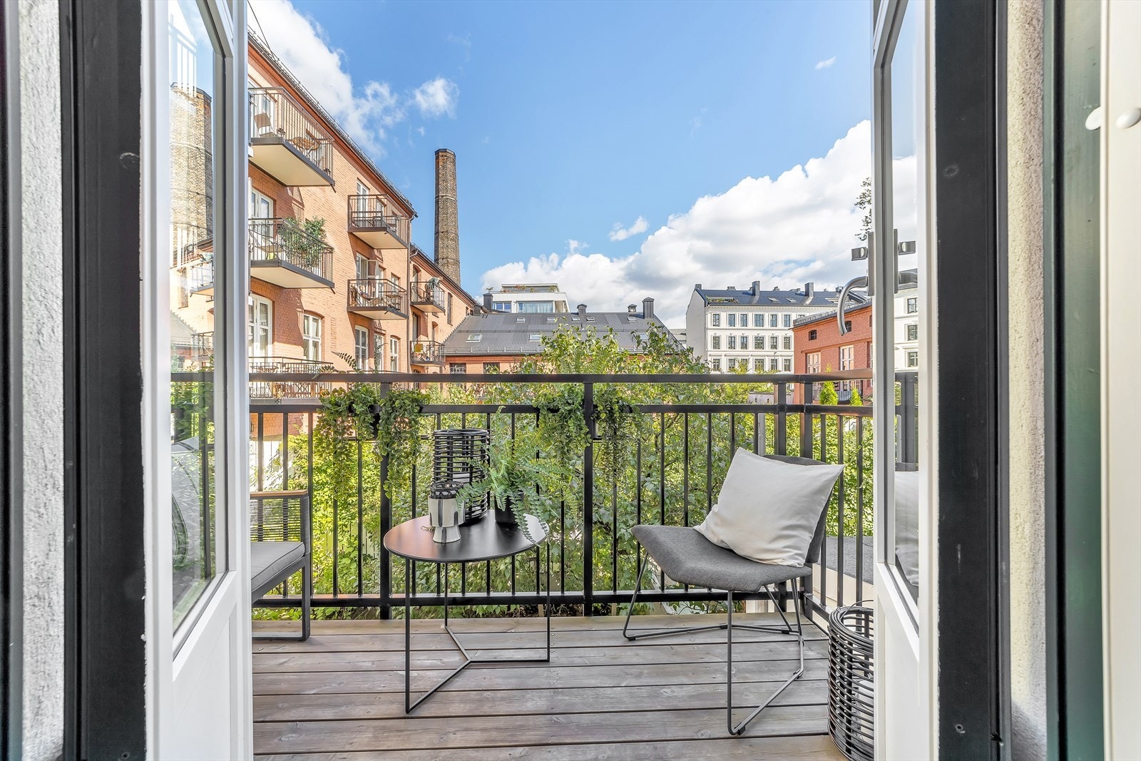 Balkongen vender inn mot rolig bakgård. Galleribilde