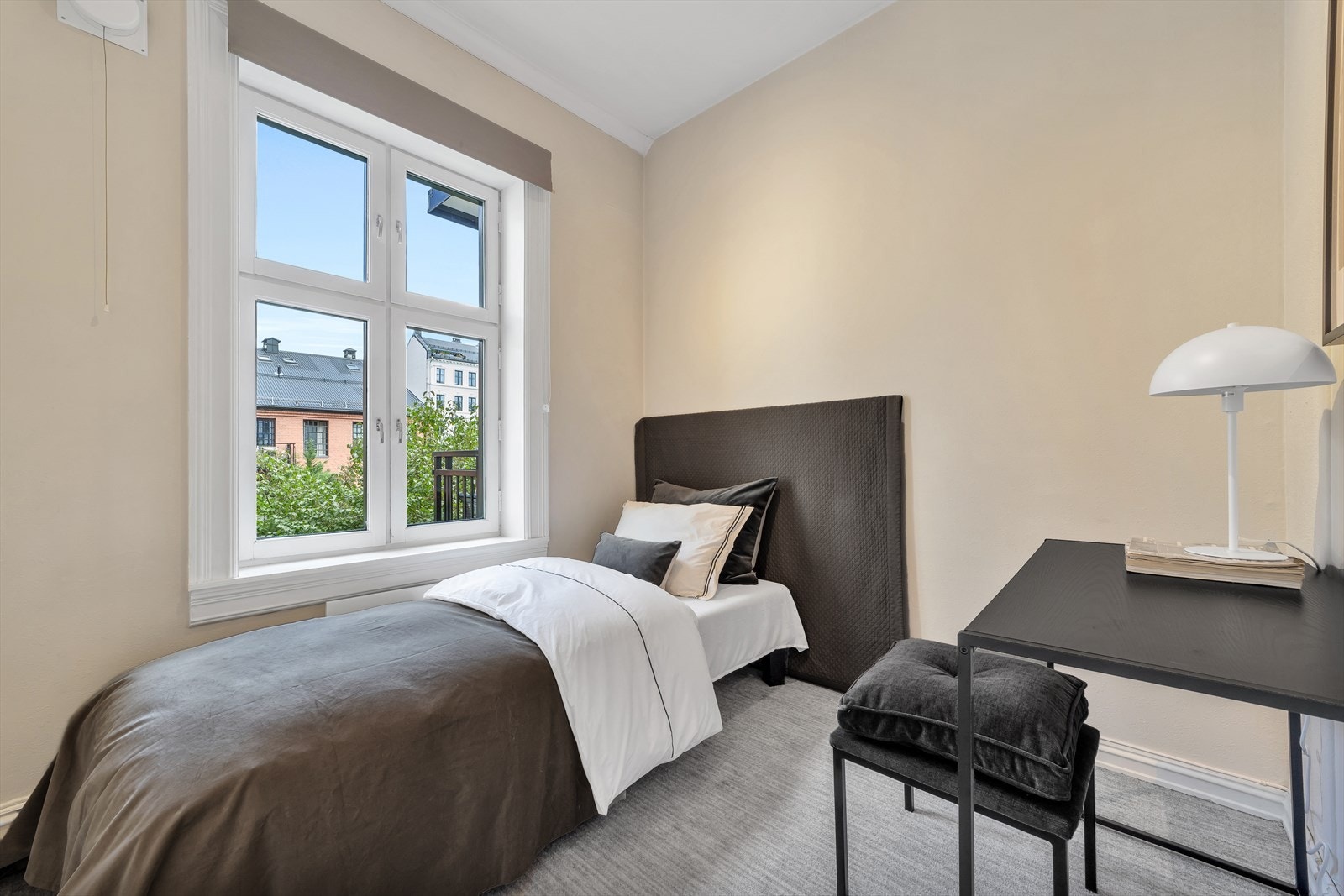 Soverom II er også av god størrelse og vender i likhet med hovedsoverommet ut mot rolig bakgård. Galleribilde