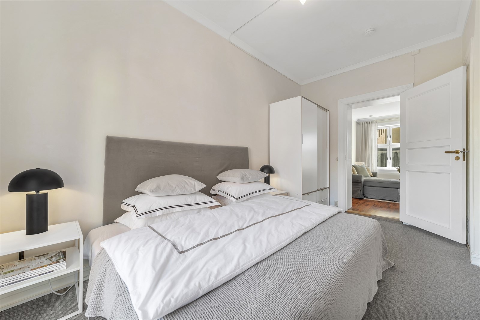 Romslig hovedsoverom med god plass til dobbeltseng og tilhørende nattbord. Galleribilde