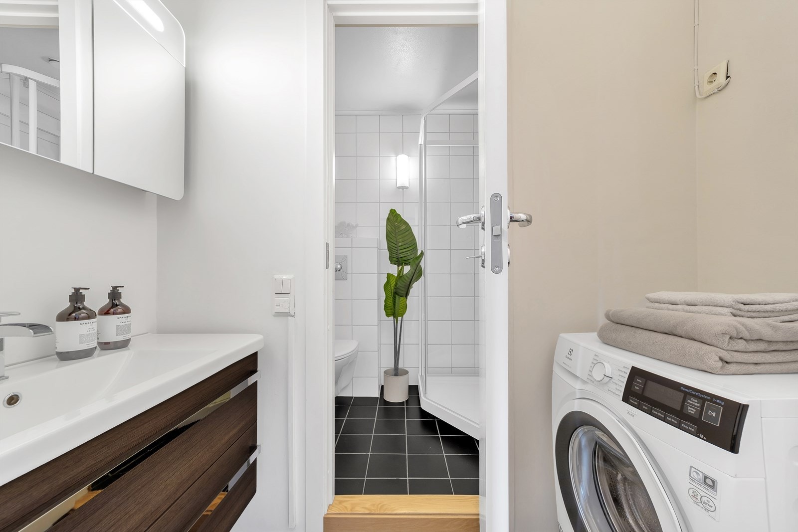 Vaskerom tilknyttet badet. Vaskemaskin medfølger. Galleribilde