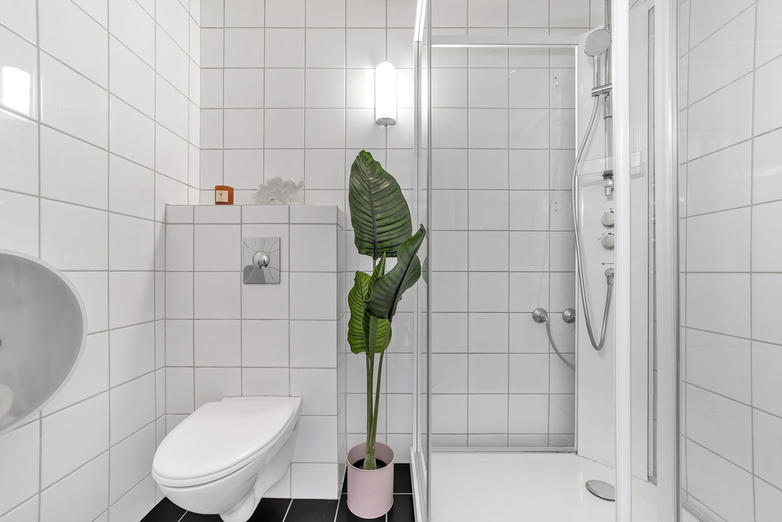 Pent flislagt bad med varme i gulv. Galleribilde