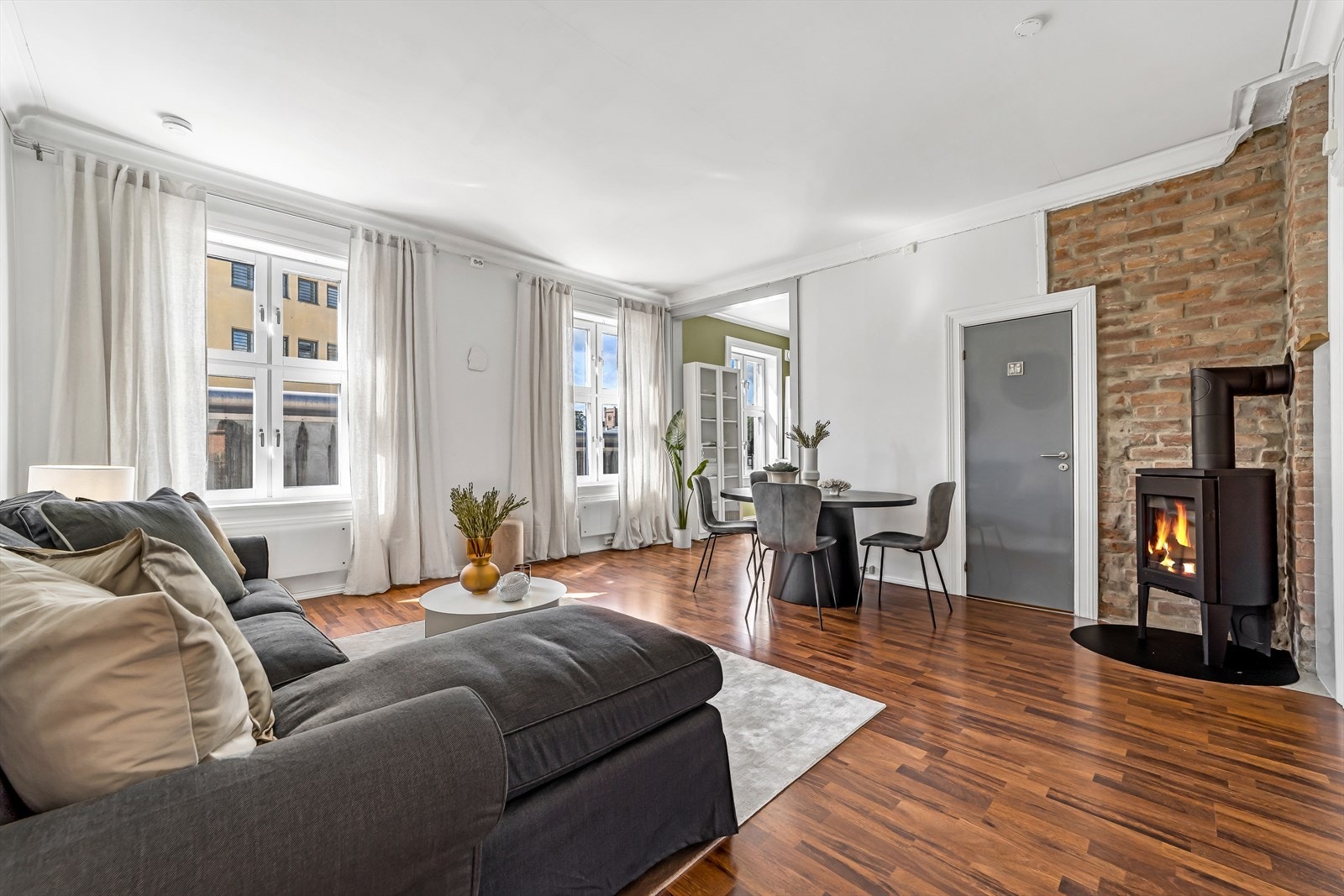 Romslig stue med god plass til sofaseksjon og tilhørende møblement. Galleribilde