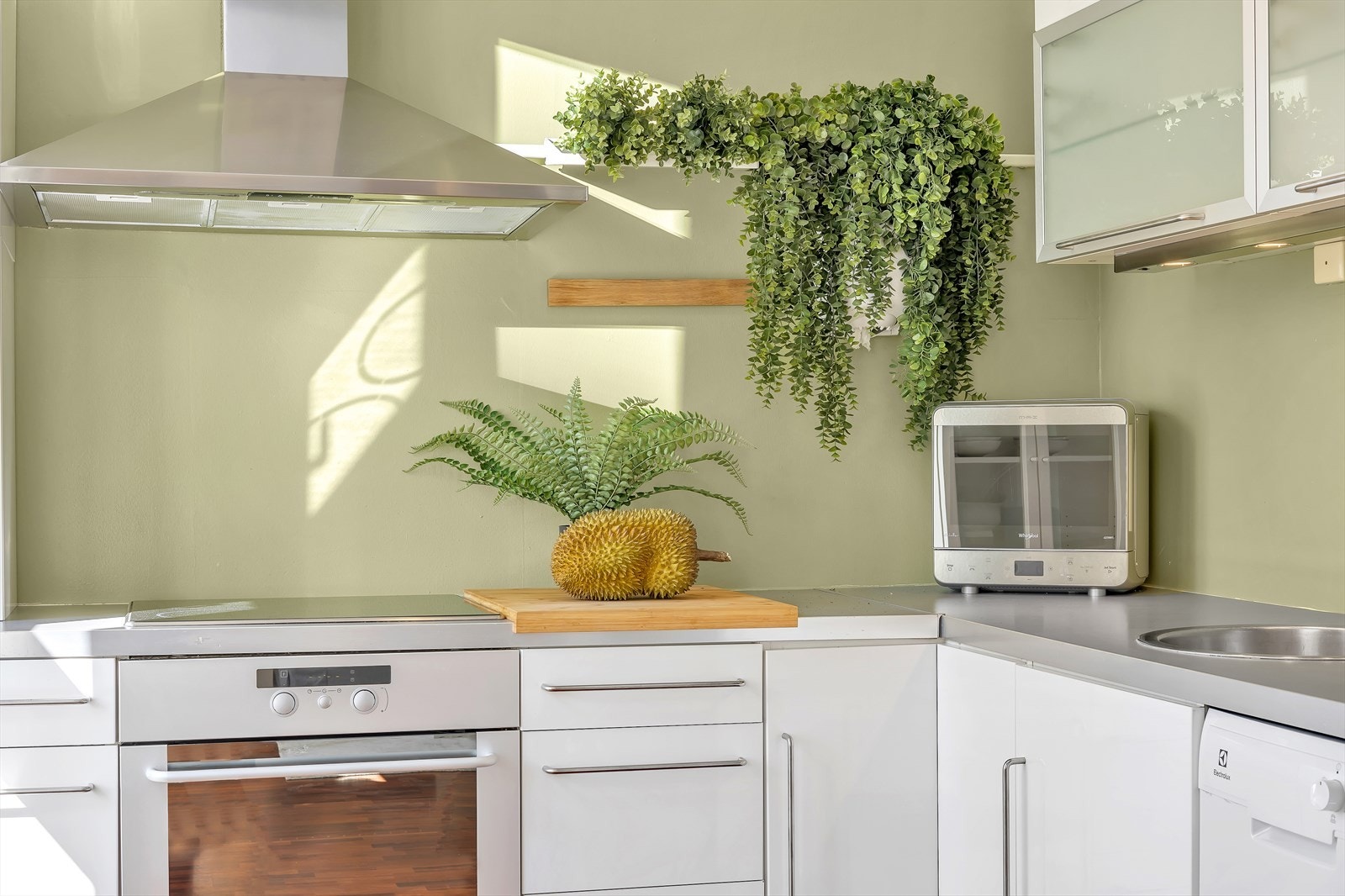 Hvitevarer medfølger. Kjøleskap (høst 2020) og mikrobølgeovn (2018). Galleribilde