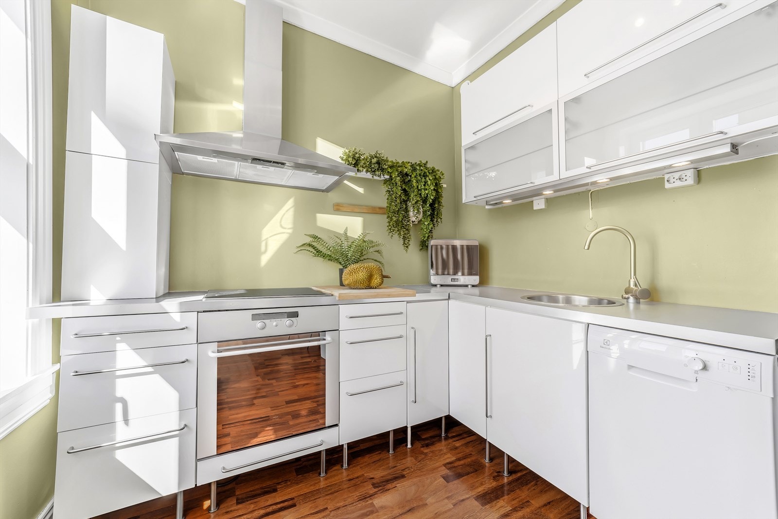 Kjøkken med god skap -og benkeplass. Galleribilde