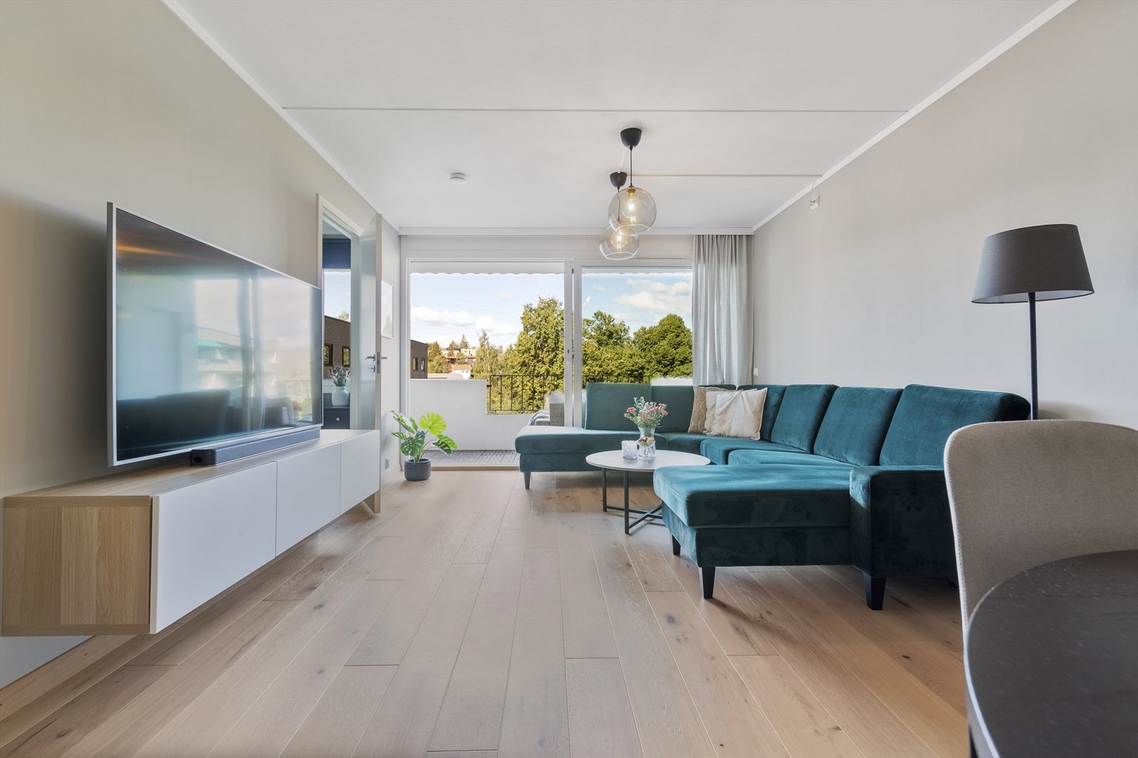 Du kan nyte den grønne og nydelige utsikten hvor enn du sitter i stuen. Galleribilde