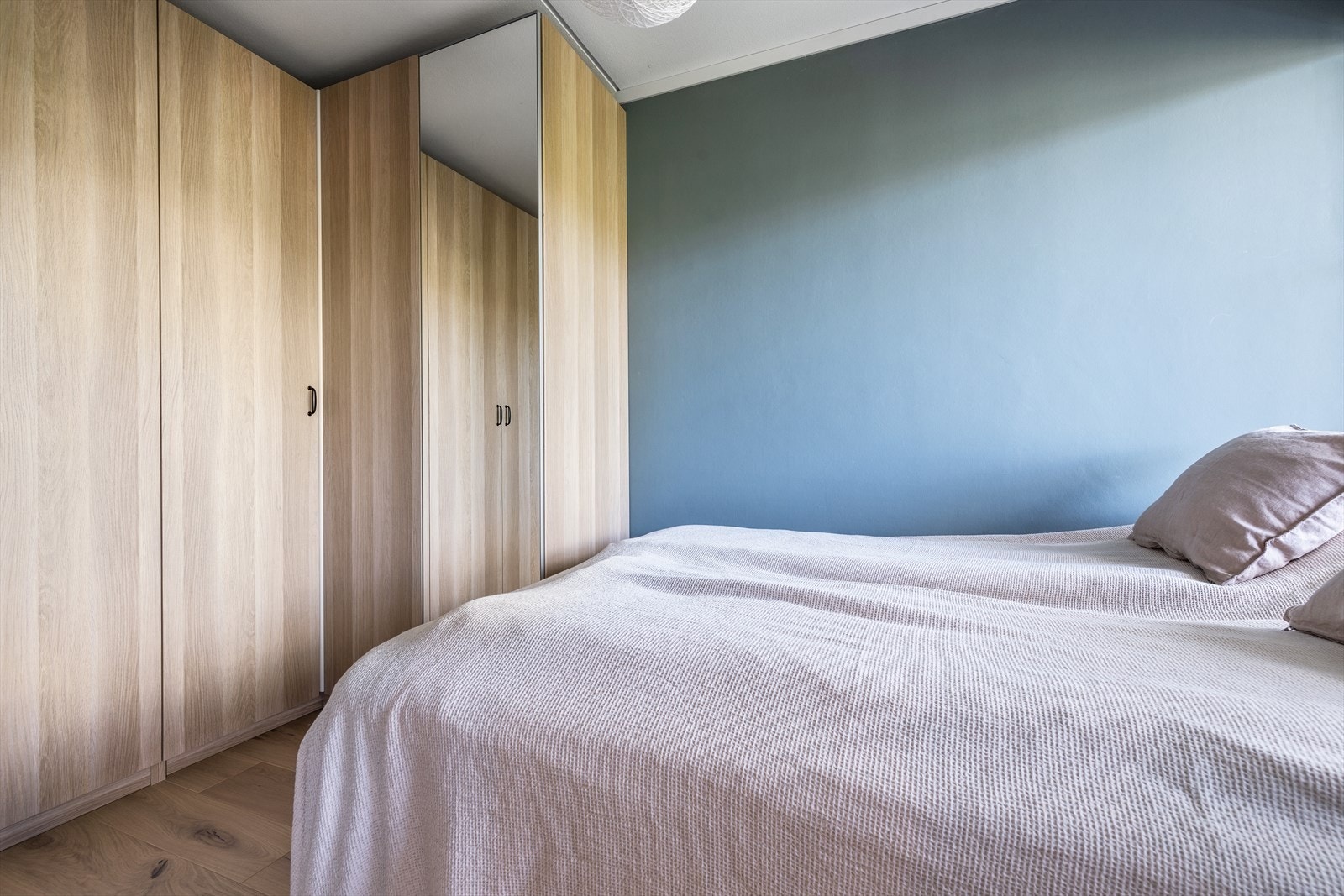 Soverommet har god plass for både en stor seng med tilhørende møblement, samt de store garderobeskapene. Galleribilde