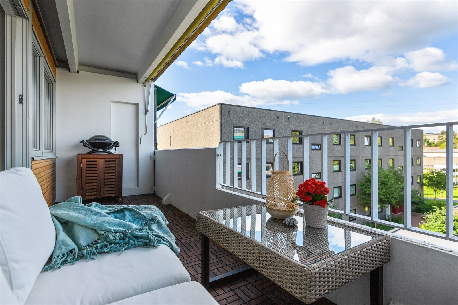 Fra stuen er det utgang til en inntrukket nordvestvendt balkong på ca. 10 m² med god plass for en hyggelig sittegruppe. Galleribilde