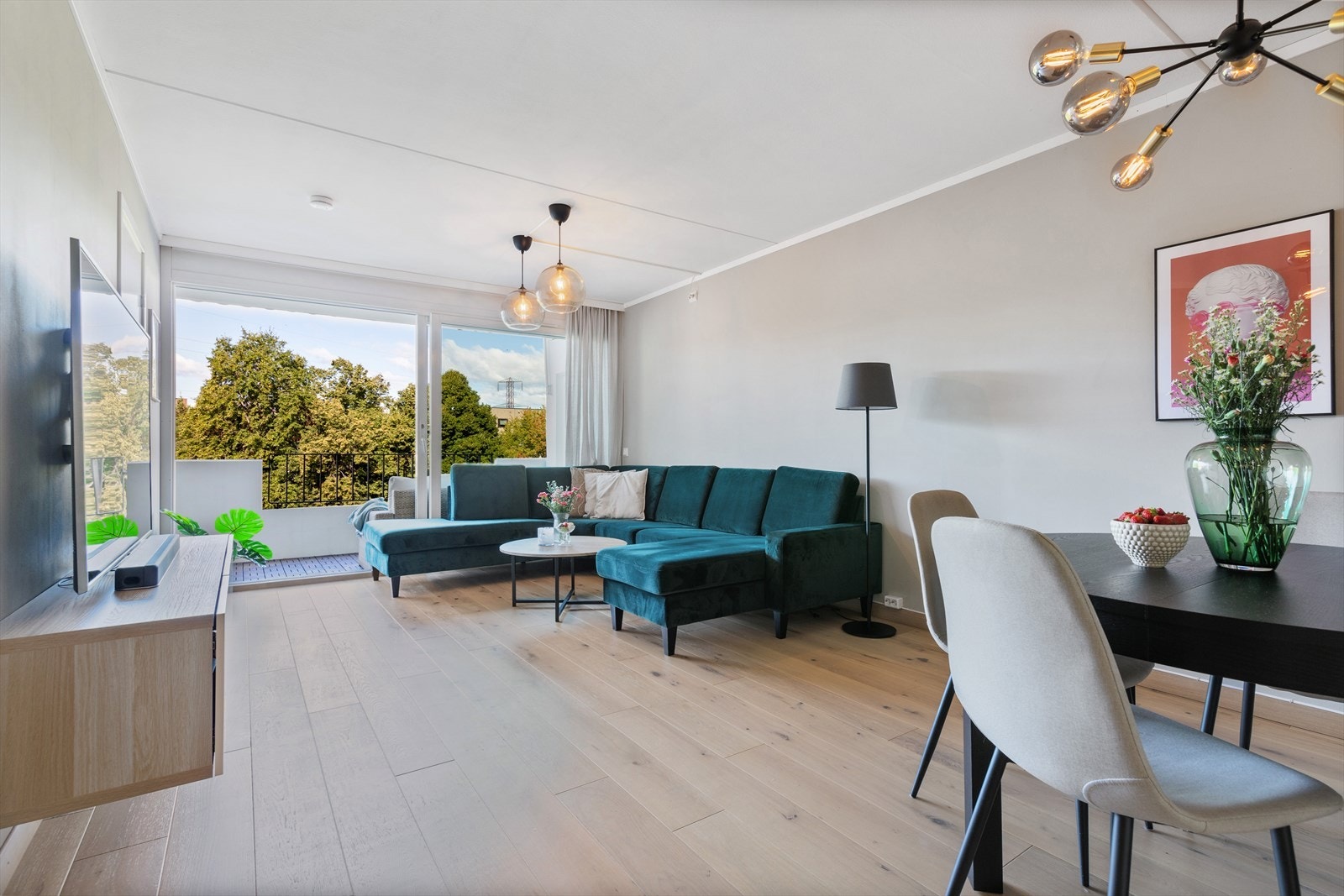 Stuens store vinduene og balkongdøren gir rommet masser av lys, og med den gode takhøyden målt til 2,45 m, og det flotte 1-stav hvitpigmenterte parketten på gulvet, bidrar disse til å gi en ekstra god romfølelse. Galleribilde