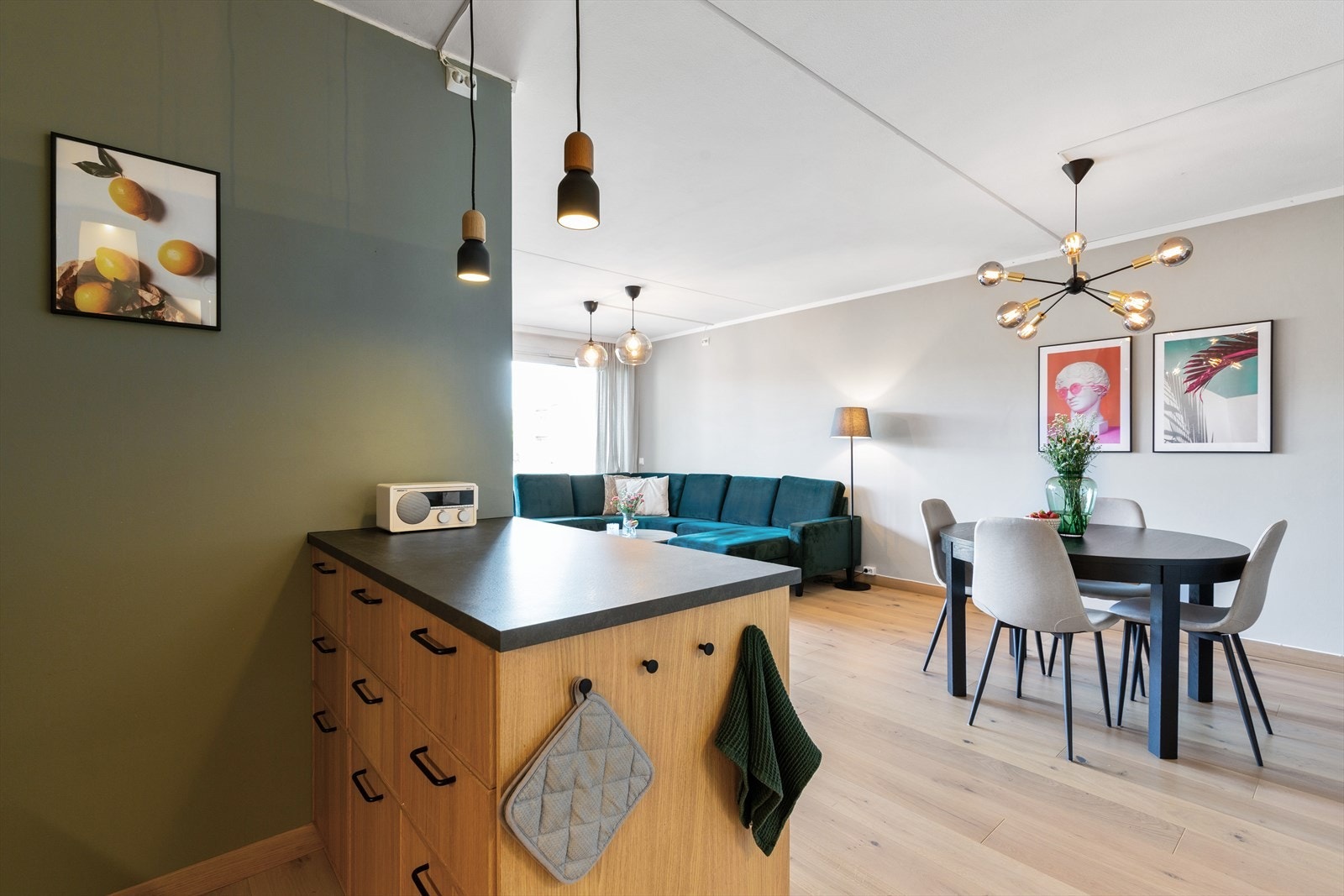 Kjøkkenet har også en utrolig stilig og ikke minst praktisk kjøkkenøy som virkelig setter prikken over i-en. Galleribilde